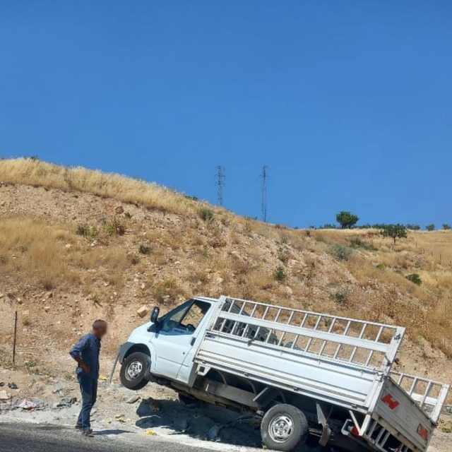 Siirt'te hafif ticari araç yoldan çıktı