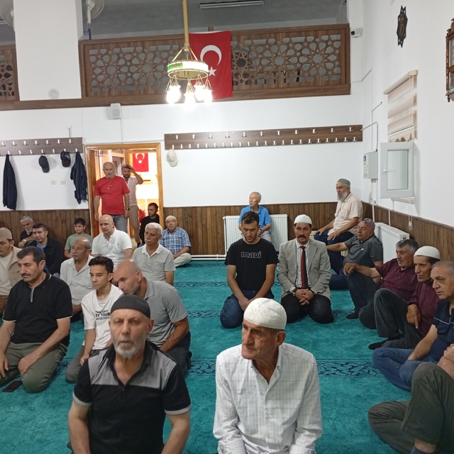 Bu cami yatsı namazlarında dolup taşıyor
Sivas'ta sevilen cami imam hatibin...