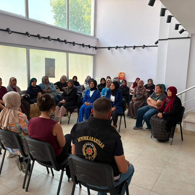 Afyonkarahisar'da kadın kursiyerlere KADES ve ŞÖNİM bilgilendirmesi