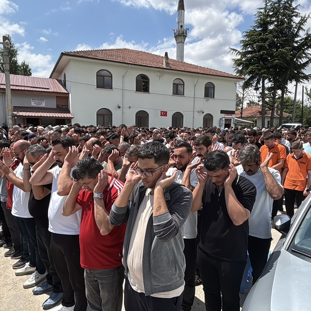 Bolu'da uçuruma yuvarlanan cipte hayatını kaybeden iki sevgili son yolculuk...
