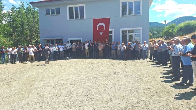 Hisarcık Aşağı Yoncaağaç Köyü'nde Çok Amaçlı Salon açıldı ve hayır yemeği düzenlendi
