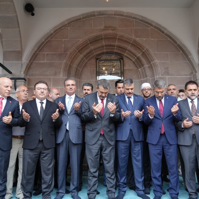 Tarihi Fetih Camii restorasyonun ardından ibadete açıldı