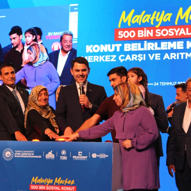 Bakan Kurum: "Deprem bölgesinde son vatandaş evine kavuşana kadar ayrılmaya...