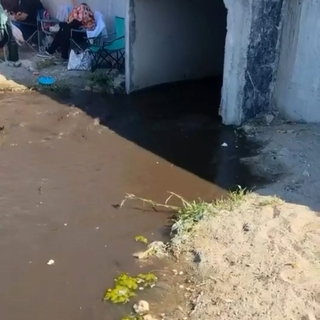 Kanalizasyon suyu sahilde vatandaşların üzerine aktı
Bursa'da skandal görün...