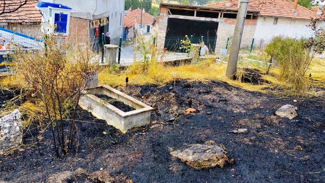 Emet'te mezarlıkta çıkan yangında 10 kabir zarar gördü