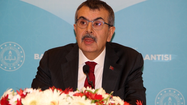 Bakan Tekin: "Özel okullarda öğretmenlerin ortalama maaşı 40 bin lira"
"Asgari ücretin altında ya da insani olmayan şartlarda çalıştırılan öğretmenlerin başvurması halinde ilgili okul hakkında soruşturma başlatacağız"