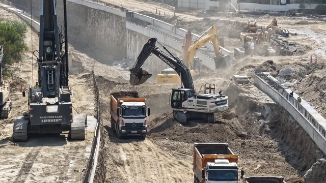 Yeni Dörtyol Köprülü Kavşağı'nda çalışmalar sürüyor
Başkan Çerçioğlu: "Dev projemiz, kentimizin ulaşım konforunu rahatlatacak"