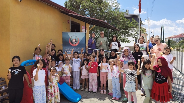 Kur'an Kursunda eğitim gören çocuklara dondurma ikramı