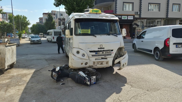 Motosiklet ile şehir içi minibüs çarpıştı: 1 yaralı