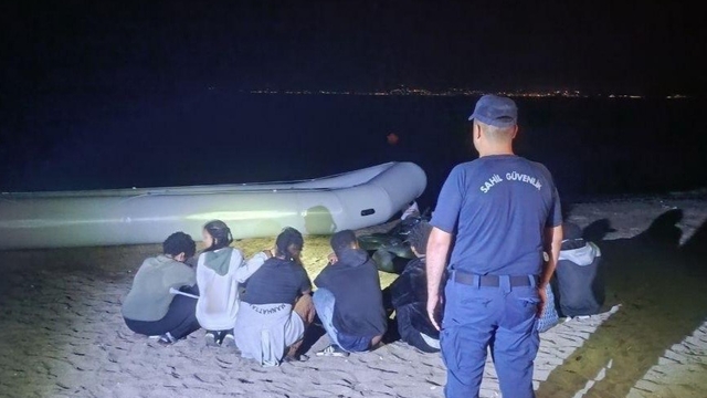 İzmir'de Sahil Güvenlikten çifte operasyon: 31 göçmen yakalandı