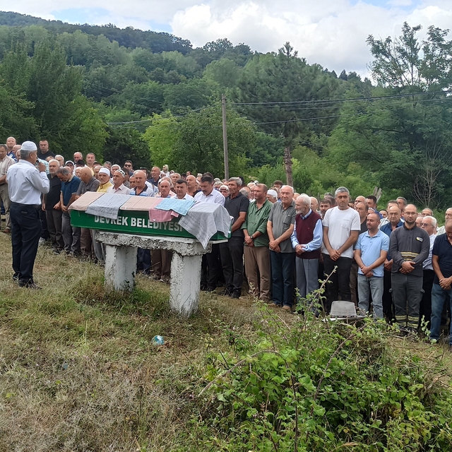 Devrek'te kaza sonrası yanan otomobilde ölen sürücü toprağa verildi