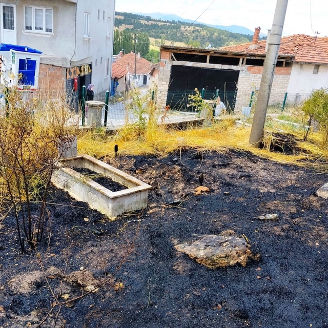 Emet'te mezarlıkta çıkan yangında 10 kabir zarar gördü
