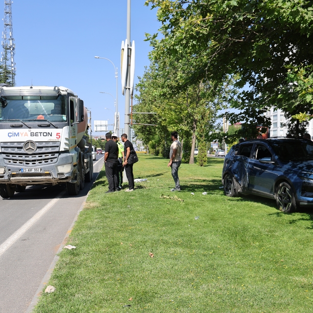 Elazığ'da otomobil ile beton mikseri çarpıştı: 5 yaralı