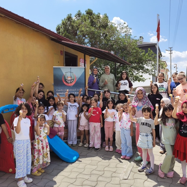 Kur'an Kursunda eğitim gören çocuklara dondurma ikramı