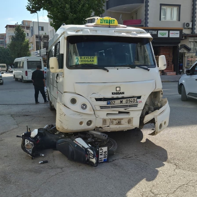 Motosiklet ile şehir içi minibüs çarpıştı: 1 yaralı