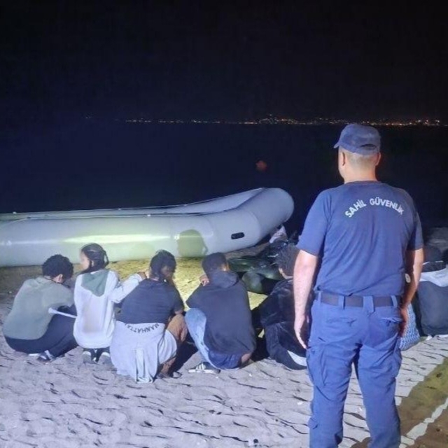 İzmir'de Sahil Güvenlikten çifte operasyon: 31 göçmen yakalandı