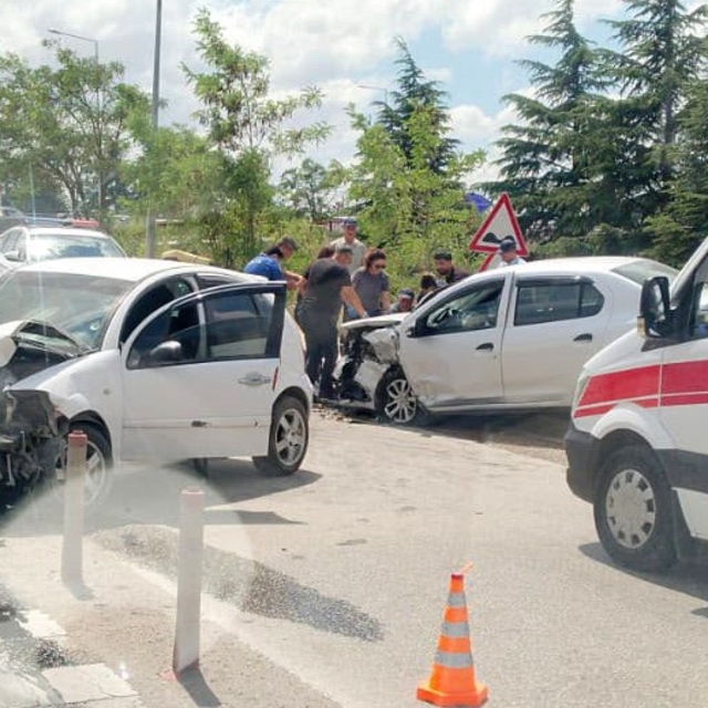 Eskişehir'de kafa kafaya çarpışan araçlar hurdaya döndü