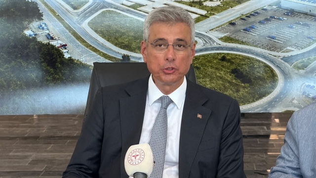 Bakan Memişoğlu'ndan Karadeniz insanına kilo uyarısı
Sağlık Bakanı Kemal Memişoğlu:
"Karadeniz bölgesi maalesef ölçümlerimizde Türkiye'nin en kilolu bölgesi durumunda; Onun için kuymağı yiyelim sütlacı yiyelim ama lütfen hareket edelim"
"Trabzon şehir hastanesi fiilen bitmiş durumda; Hedefimiz Kasım sonu itibarıyla bu hastaneyi hastalarımızın hizmetine sunmak"