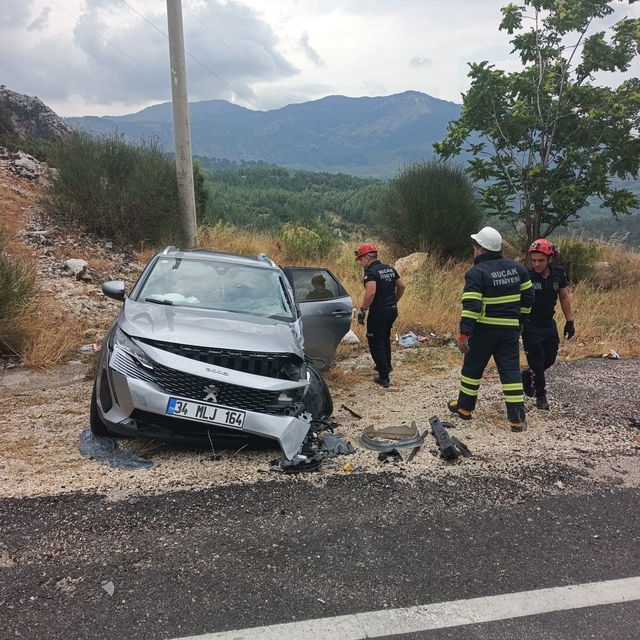 Isparta-Antalya kara yolunda otomobil ile pikap çarpıştı: 4 yaralı