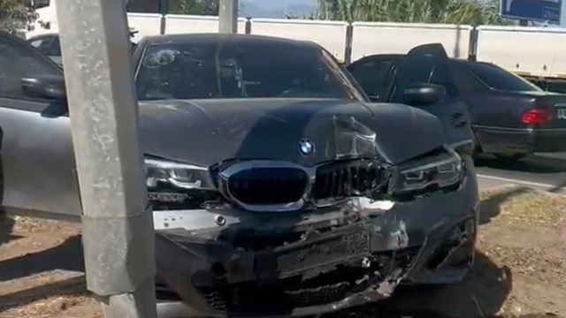 Otomobil aydınlatma direğine çarptı: 2 yaralı