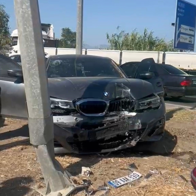 Otomobil aydınlatma direğine çarptı: 2 yaralı