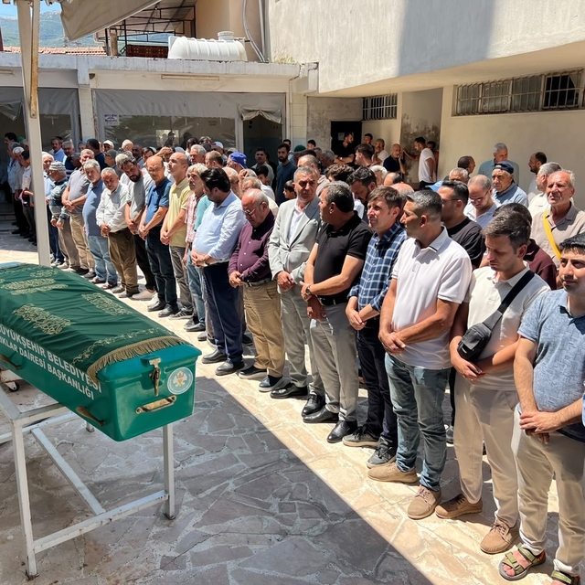 Manisa'daki feci kazada hayatını kaybeden 2 kişi defnedildi