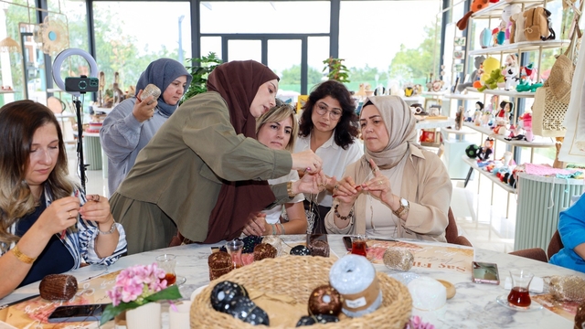 Başiskele'de kadınlar en trend aksesuarı üretiyor