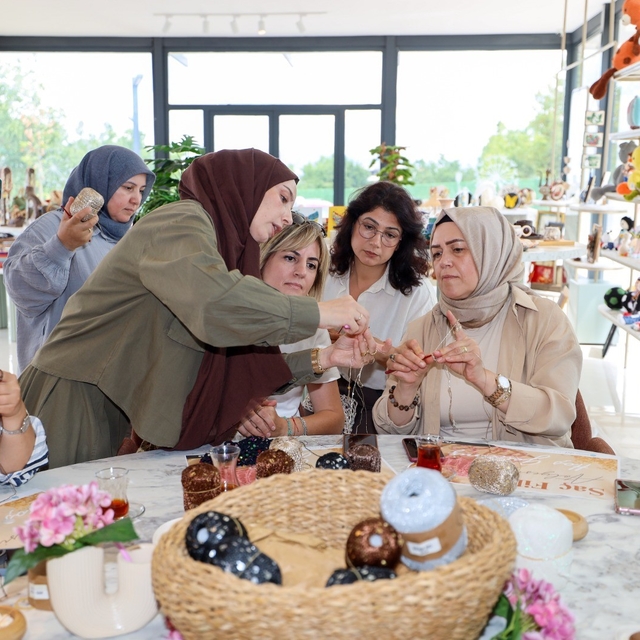 Başiskele'de kadınlar en trend aksesuarı üretiyor