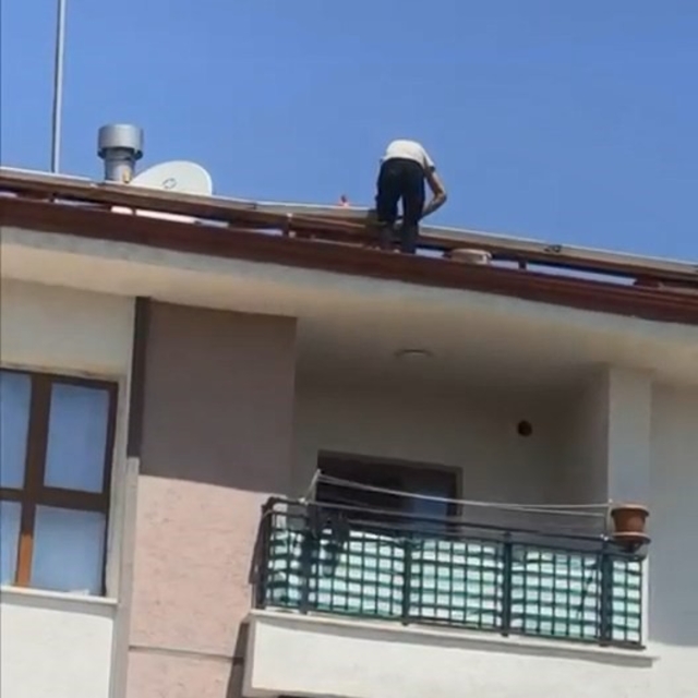 Çatıdaki tehlikeli çalışma kameraya yansıdı