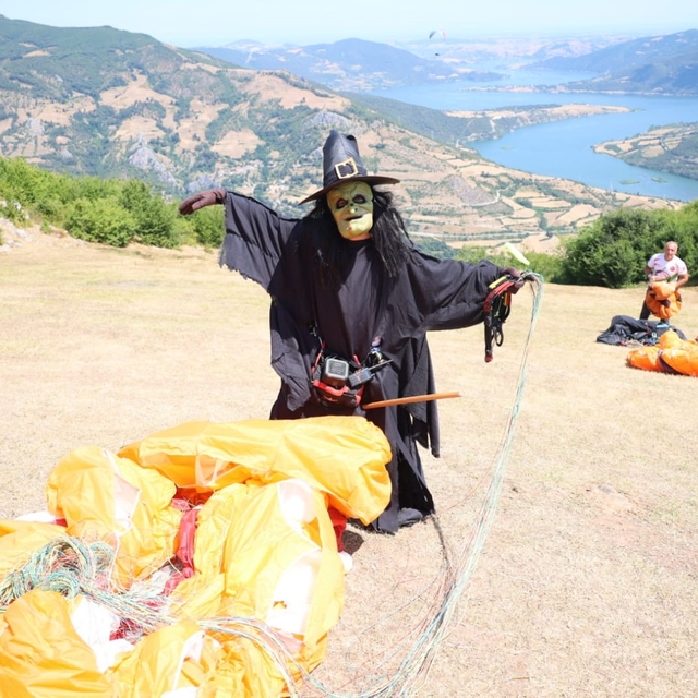 Cadı kostümüyle yamaç paraşütü yaptı, festivalde ilgi odağı oldu