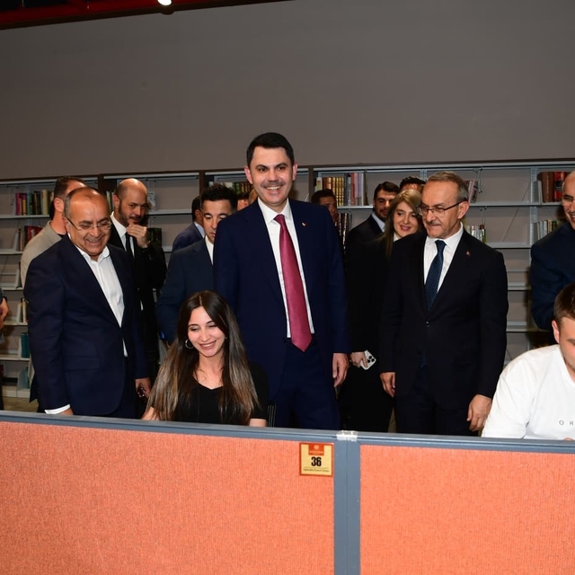 Bakan Murat Kurum, şehir kütüphanesini gezdi