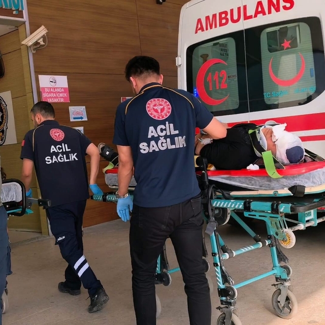 Otomobil bariyerlere çarptı: 5 yaralı