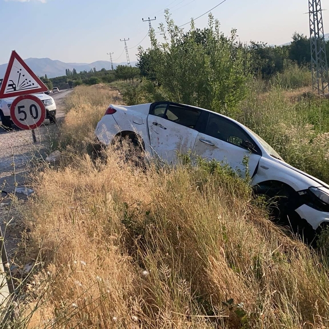 Malatya'da kamyonet ile otomobil çarpıştı: 3 yaralı