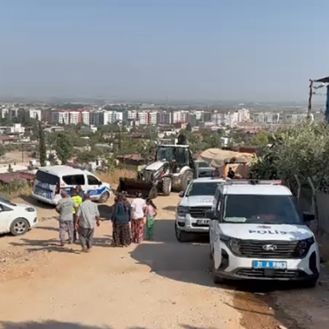 Yokuş aşağı inen otomobil iş makinesine çarptı: 1 ölü