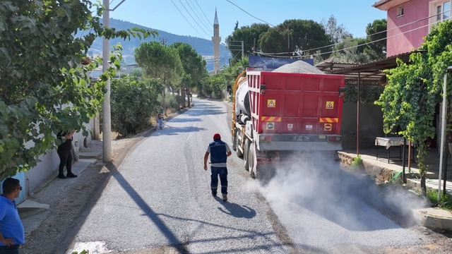 Alaşehir'de 3 mahalleyi rahatlatan asfalt hamlesi