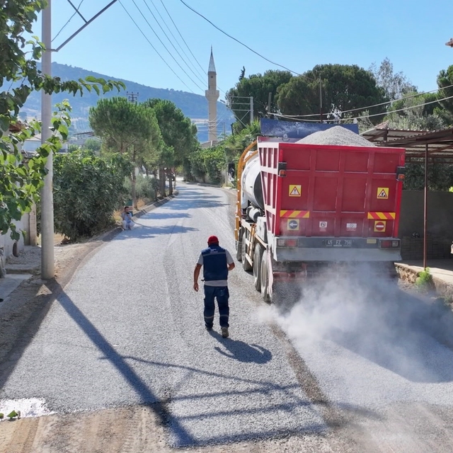 Alaşehir'de 3 mahalleyi rahatlatan asfalt hamlesi