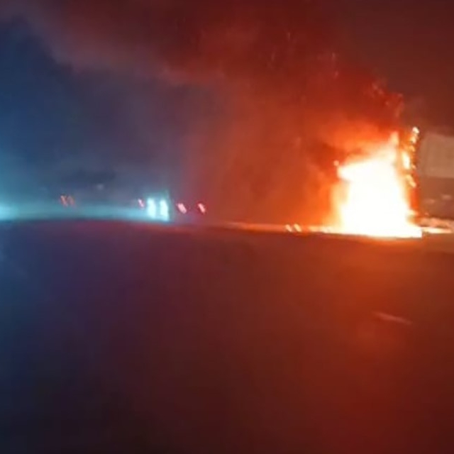 Malatya'da saman yüklü tır alev alev yandı