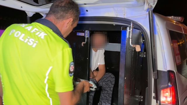 Polisin ehliyet ve kimlik istediği sürücü, "150 TL param var" dedi
Polis ile alkollü sürücünün alkolmetreye üfleme polemiği kamerada
