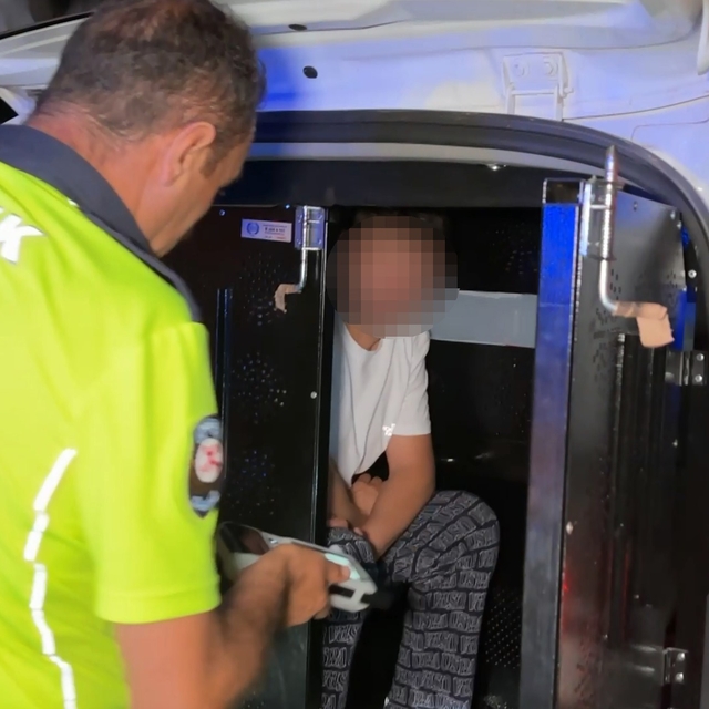 Polisin ehliyet ve kimlik istediği sürücü, "150 TL param var" dedi
Polis il...