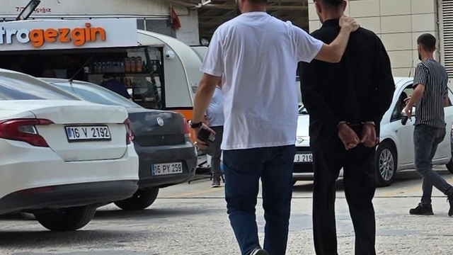 Polisin 50 kilometre takip ettiği otomobilden 20 bin sentetik ecza ele geçirildi: 1 gözaltı