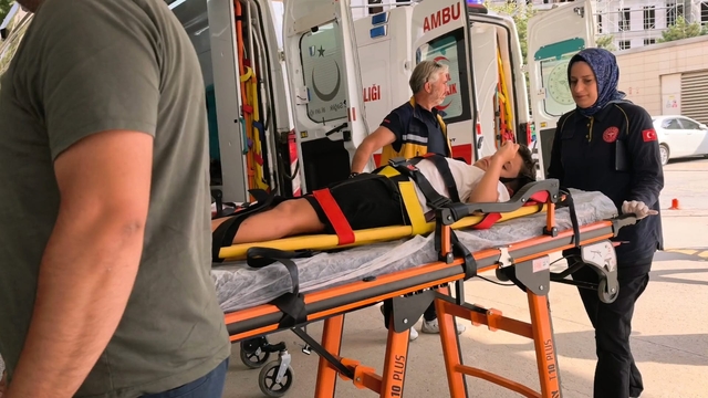 Bursa'da otomobil köprü üzerindeki bariyerlere çarptı: 5 yaralı