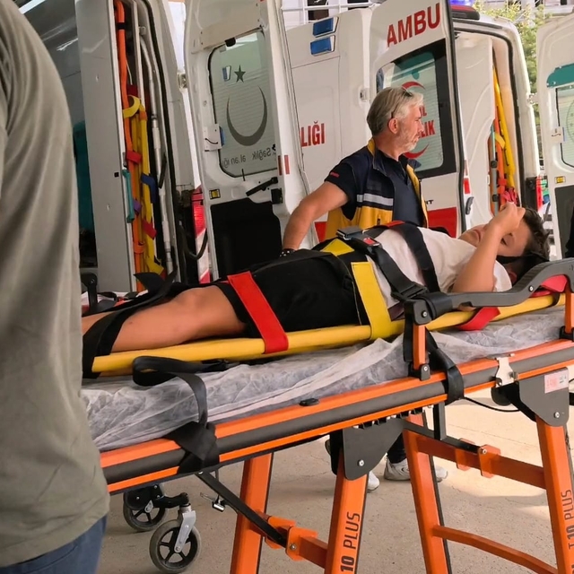 Bursa'da otomobil köprü üzerindeki bariyerlere çarptı: 5 yaralı