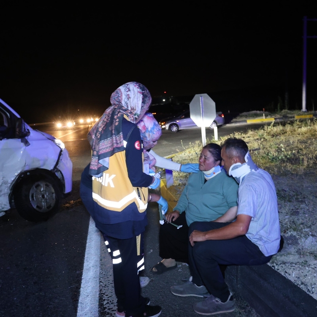 Minibüs ile hafif ticari araç çarpıştı: 5 yaralı