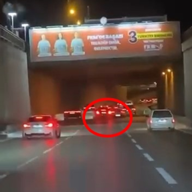 Makas atarak ilerleyen lüks otomobil, başka bir araca çarpıp kaçtı; o anlar...