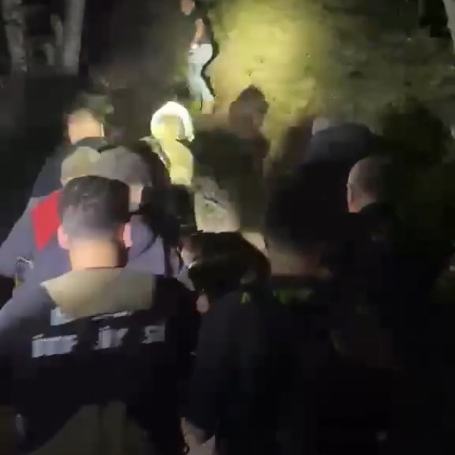 Yamaç kenarına düşen vatandaşı itfaiye kurtardı