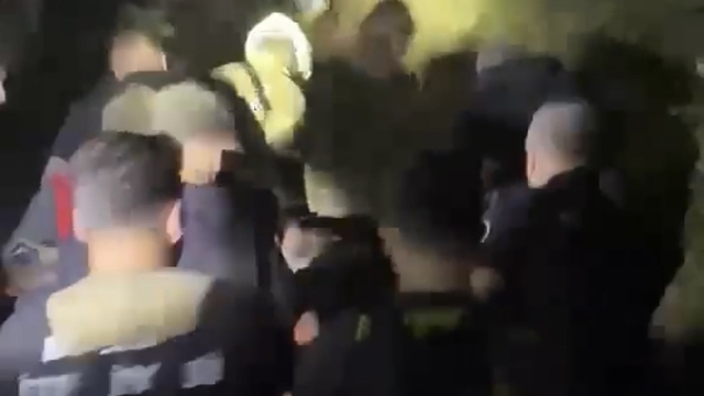 Patikadan yamaca düşerek mahsur kalan bir kişi, itfaiye tarafından kurtarıldı