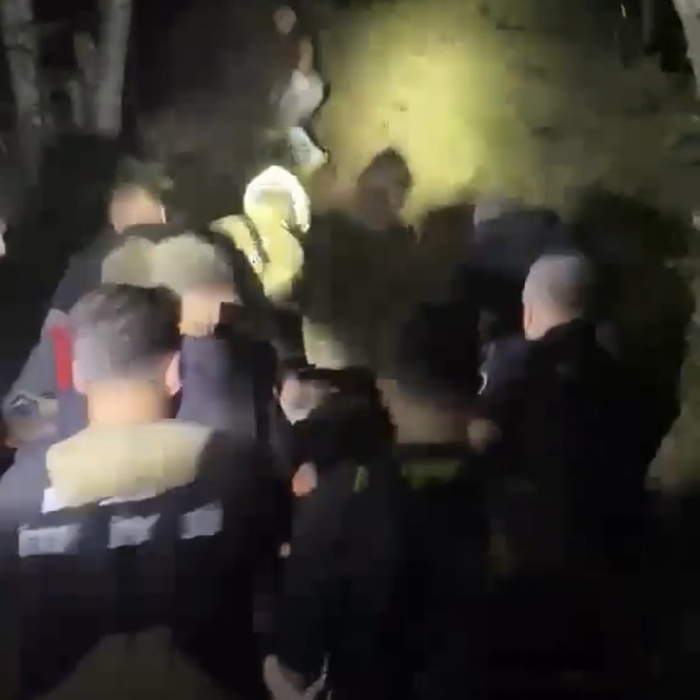 Patikadan yamaca düşerek mahsur kalan bir kişi, itfaiye tarafından kurtarıl...