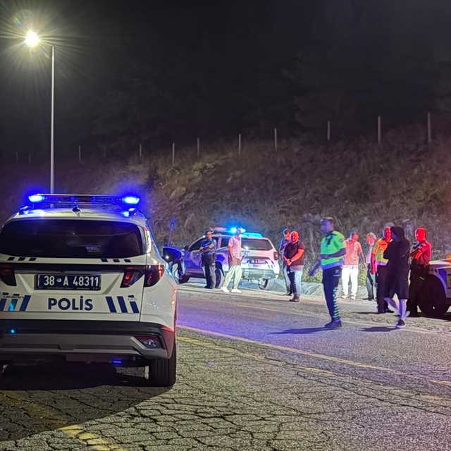Erciyes'ten bisikletle indiği sırada bisikletten düşen Melikgazi Belediyesi...