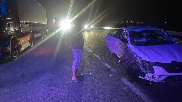 Erzincan'da tır ile otomobilin çarpıştığı kaza güvenlik kamerasına yansıdı
