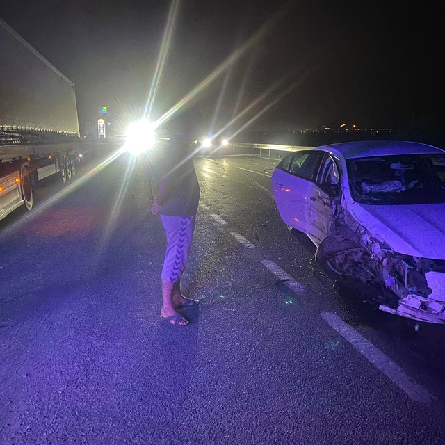Erzincan'da tır ile otomobilin çarpıştığı kaza güvenlik kamerasına yansıdı